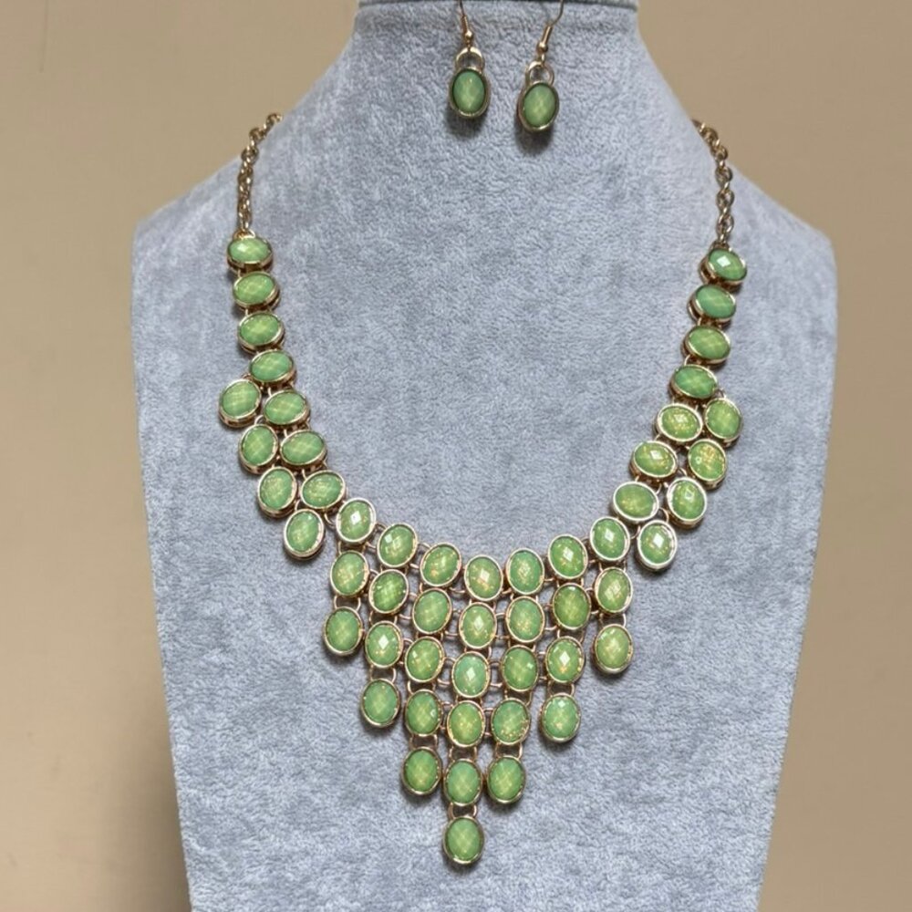 Grean Lucite small oval shape bead Stud Gold Tone Base v style necklace set